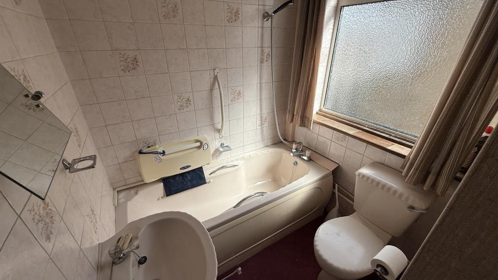Lot: 32 - VACANT HOUSE FOR IMPROVEMENT - Internal image of bathroom